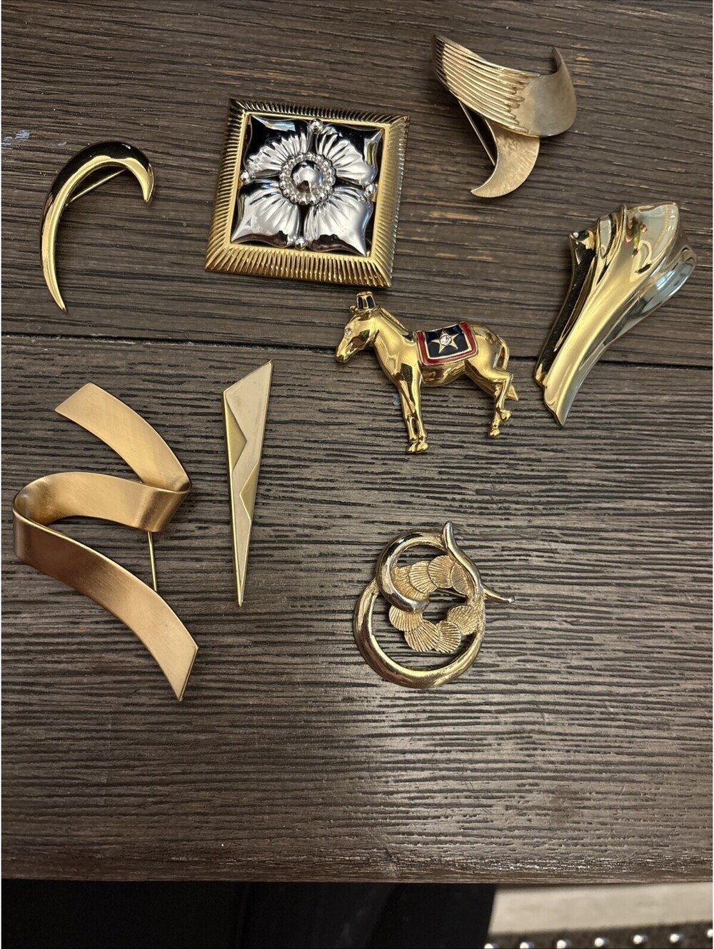 Beautiful Vintage Lot Of 8 Trifari And Monet Gold Tone Brooches Pins - Picture 2 of 15